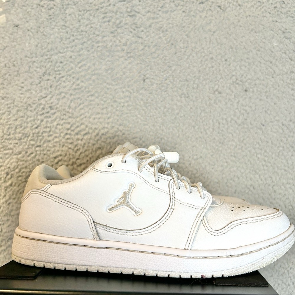 JORDAN WOMENS COURT CONNECT LOW  white/psychic-blue aura Size 8W IQ6828104